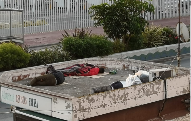 inmigrantes-puerto-durmiendo-encima-inmuebles