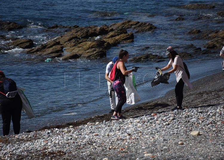 recogida-plasticos-playa-almadraba-10