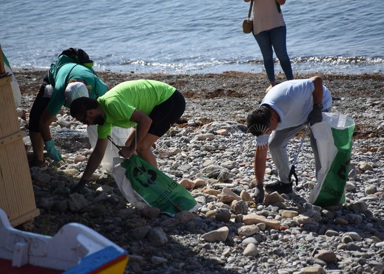 recogida-plasticos-playa-almadraba-12