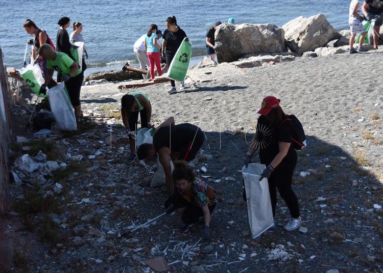 recogida-plasticos-playa-almadraba-15