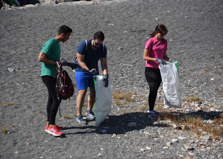 recogida-plasticos-playa-almadraba-18