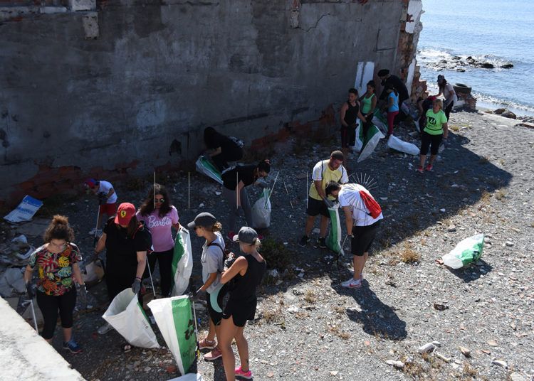 recogida-plasticos-playa-almadraba-18