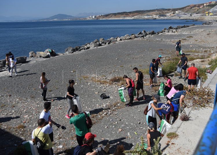 recogida-plasticos-playa-almadraba-21