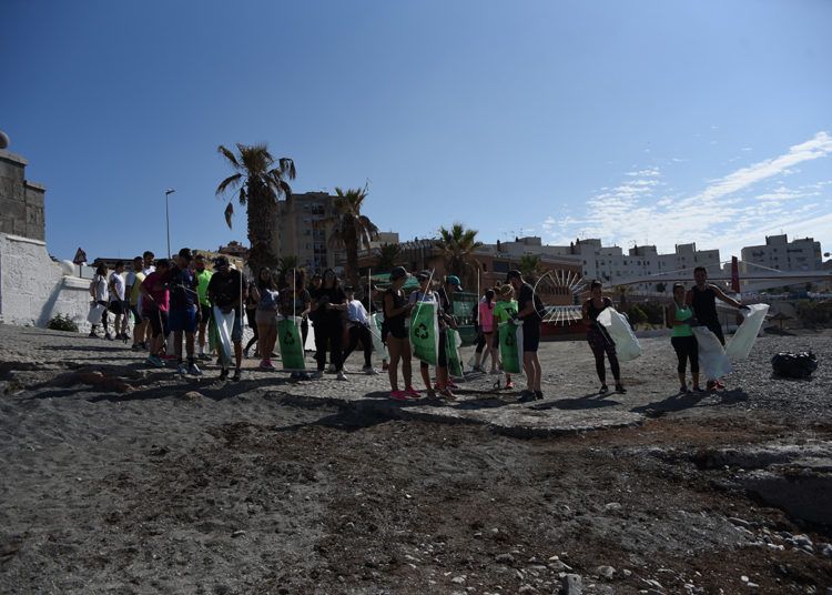 recogida-plasticos-playa-almadraba-3