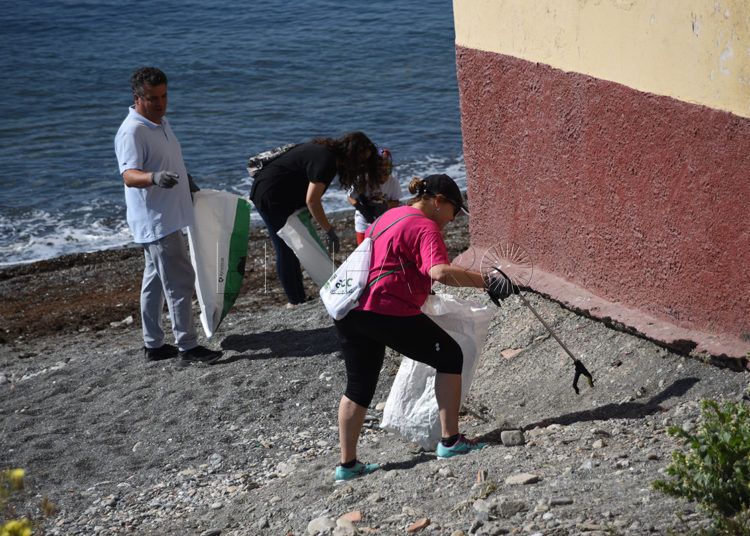 recogida-plasticos-playa-almadraba-8