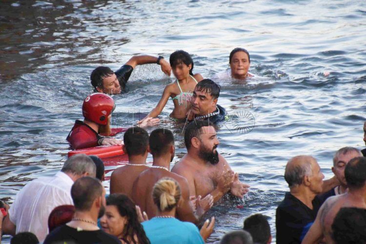 niña-cae-agua-virgen-carmen-3