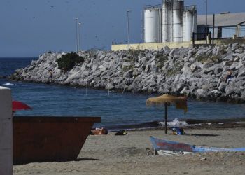 playa-benitez-limpieza-vertido