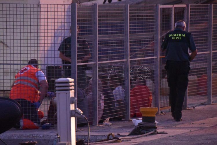 guardia-civil-detiene-embarcacion-inmigrantes-10