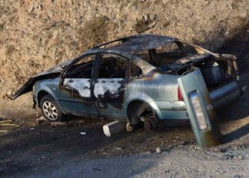 arrojan-vehiculo-ardiendo
