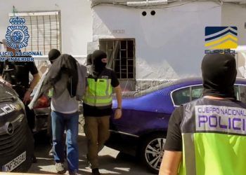 La Policía Nacional ha detenido en Algeciras a N.E.A., un ciudadano de 51 años acusado de enaltecimiento terrorista y pertenencia a Daesh que tenía en su poder documentación y manuales sobre el uso de explosivos, vehículos y armas con los que cometer atentados. Según los datos de la investigación, el arrestado formaba parte de grupos restringidos de mensajería yihadista en los que se habían difundido amenazas en castellano contra España. El detenido, que ha ingresado en prisión provisional sin fianza, mostró a varios contactos su juramento de lealtad a Al Baghdadi, que en ocasiones ha sido el paso previo dado por miembros de la organización antes de atentar en Europa. Este hombre mostraba una intensa actividad en redes sociales y grupos de mensajería dirigida al mismo fin: descargar y acumular contenidos en favor de la organización terrorista DAESH, y entre el material que almacenaba y visionaba se hallaban videos y manuales destinados a la autocapacitación para cometer atentados, con información detallada para elaborar explosivos con medios caseros o cómo atentar empleando armas blancas o vehículos. Llegó a estar integrado en más de una veintena de grupos de mensajería de distintas plataformas, en los que tenía acceso a algunos extremadamente exclusivos y sólo aptos para personas consideradas integrantes de la organización. Un ejemplo de su nivel de compromiso con las directrices de la organización es su inclusión dentro de grupos de carácter muy restringido donde se han vertido las amenazas más recientes en castellano contra España y algunas de sus instituciones. Esta actividad y el hecho de no intentar ocultar su afinidad por DAESH y sí exteriorizar abiertamente su animosidad a los valores occidentales, eran un indicativo de la amenaza real que suponía el detenido, según la fuente. Sin un trabajo regular, dedicaba la mayor parte de su día a acceder de manera compulsiva a estas redes sociales para descargar, almacenar y visionar manuales, videos proyihadistas y a difundir sus opiniones en contra de Occidente. Alejado del perfil de otros detenidos más jóvenes que desarrollaban estas conductas delictivas en la red, mostraba un elevado proceso de radicalización y un alto estadio de autodoctrinamiento y autocapacitación, aludiendo a que residía en “Al-Andalus”, en vez de en Andalucía y manifestaba que “lo recuperarían con la ayuda de Alá”. Además, no dudaba en mostrar como imagen de sus perfiles a Abu Bakr Al Baghdadi, líder de DAESH, o a menores de edad armados vestidos con emblemas de la organización y uniformes paramilitares. En el registro practicado en su domicilio, los agentes han intervenido diverso material informático para su análisis, así como pruebas de la publicación por su parte del juramento de obediencia al califa Al Baghdadi y por consiguiente a Daesh. Una muestra más de su peligrosidad, ya que este tipo de compromiso entre los miembros de la organización que se hallan en suelo europeo ha supuesto en ocasiones el paso previo a la comisión de atentados. La investigación se ha desarrollado bajo la supervisión del Juzgado Central de Instrucción número tres y la coordinación de la Fiscalía de la Audiencia Nacional.