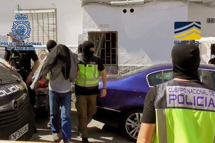 La Policía Nacional ha detenido en Algeciras a N.E.A., un ciudadano de 51 años acusado de enaltecimiento terrorista y pertenencia a Daesh que tenía en su poder documentación y manuales sobre el uso de explosivos, vehículos y armas con los que cometer atentados. Según los datos de la investigación, el arrestado formaba parte de grupos restringidos de mensajería yihadista en los que se habían difundido amenazas en castellano contra España. El detenido, que ha ingresado en prisión provisional sin fianza, mostró a varios contactos su juramento de lealtad a Al Baghdadi, que en ocasiones ha sido el paso previo dado por miembros de la organización antes de atentar en Europa. Este hombre mostraba una intensa actividad en redes sociales y grupos de mensajería dirigida al mismo fin: descargar y acumular contenidos en favor de la organización terrorista DAESH, y entre el material que almacenaba y visionaba se hallaban videos y manuales destinados a la autocapacitación para cometer atentados, con información detallada para elaborar explosivos con medios caseros o cómo atentar empleando armas blancas o vehículos. Llegó a estar integrado en más de una veintena de grupos de mensajería de distintas plataformas, en los que tenía acceso a algunos extremadamente exclusivos y sólo aptos para personas consideradas integrantes de la organización. Un ejemplo de su nivel de compromiso con las directrices de la organización es su inclusión dentro de grupos de carácter muy restringido donde se han vertido las amenazas más recientes en castellano contra España y algunas de sus instituciones. Esta actividad y el hecho de no intentar ocultar su afinidad por DAESH y sí exteriorizar abiertamente su animosidad a los valores occidentales, eran un indicativo de la amenaza real que suponía el detenido, según la fuente. Sin un trabajo regular, dedicaba la mayor parte de su día a acceder de manera compulsiva a estas redes sociales para descargar, almacenar y visionar manuales, videos proyihadistas y a difundir sus opiniones en contra de Occidente. Alejado del perfil de otros detenidos más jóvenes que desarrollaban estas conductas delictivas en la red, mostraba un elevado proceso de radicalización y un alto estadio de autodoctrinamiento y autocapacitación, aludiendo a que residía en “Al-Andalus”, en vez de en Andalucía y manifestaba que “lo recuperarían con la ayuda de Alá”. Además, no dudaba en mostrar como imagen de sus perfiles a Abu Bakr Al Baghdadi, líder de DAESH, o a menores de edad armados vestidos con emblemas de la organización y uniformes paramilitares. En el registro practicado en su domicilio, los agentes han intervenido diverso material informático para su análisis, así como pruebas de la publicación por su parte del juramento de obediencia al califa Al Baghdadi y por consiguiente a Daesh. Una muestra más de su peligrosidad, ya que este tipo de compromiso entre los miembros de la organización que se hallan en suelo europeo ha supuesto en ocasiones el paso previo a la comisión de atentados. La investigación se ha desarrollado bajo la supervisión del Juzgado Central de Instrucción número tres y la coordinación de la Fiscalía de la Audiencia Nacional.