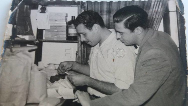 José Luis Arbona, trabajando en el revelado de las fotos