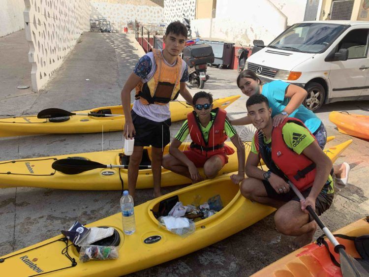 alumnos-campoamor-limpieza-plasticos