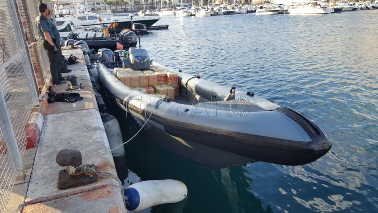 La embarcación con el hachís que fue intervenido el 2 de julio de 2018 por la Benemérita.