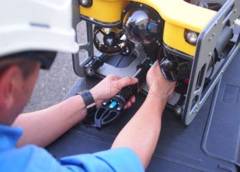 Técnico manipulando el robot submarino