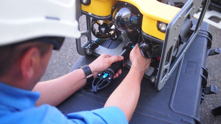 Técnico manipulando el robot submarino