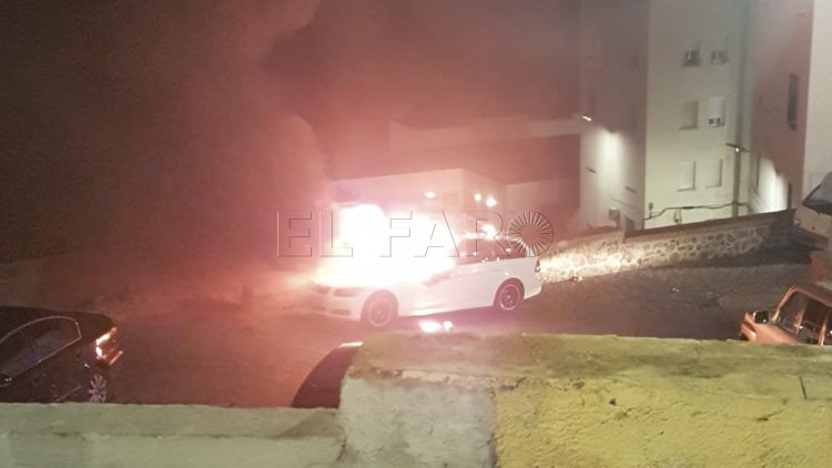 coche-incendiado-odonnell-bomberos