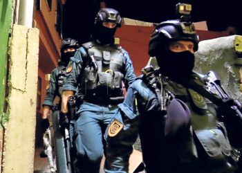 Agentes de la Benemérita en pleno desarrollo de la operación en Ceuta, la semana pasada