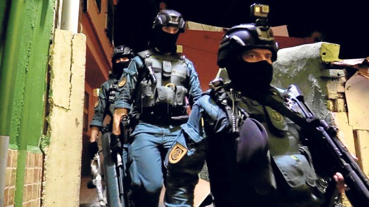Agentes de la Benemérita en pleno desarrollo de la operación en Ceuta, la semana pasada