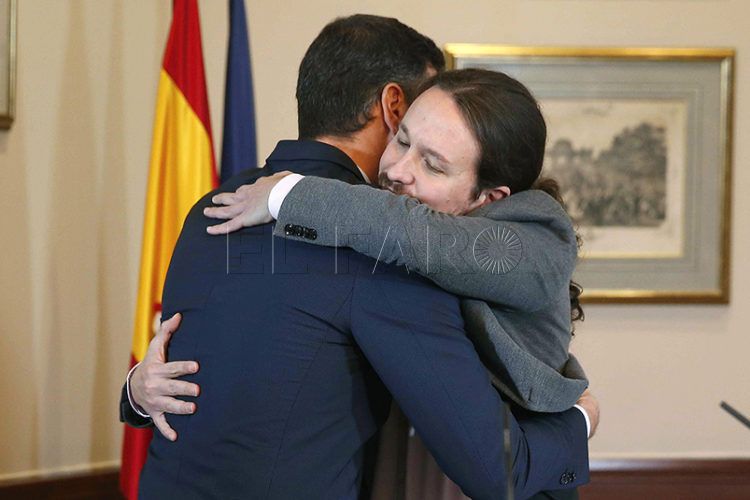 pedro-sanchez-pablo-iglesias-abrazo