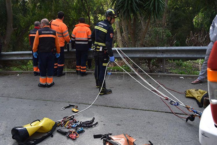bomberos-rescate-terraplen-ceti-010119-