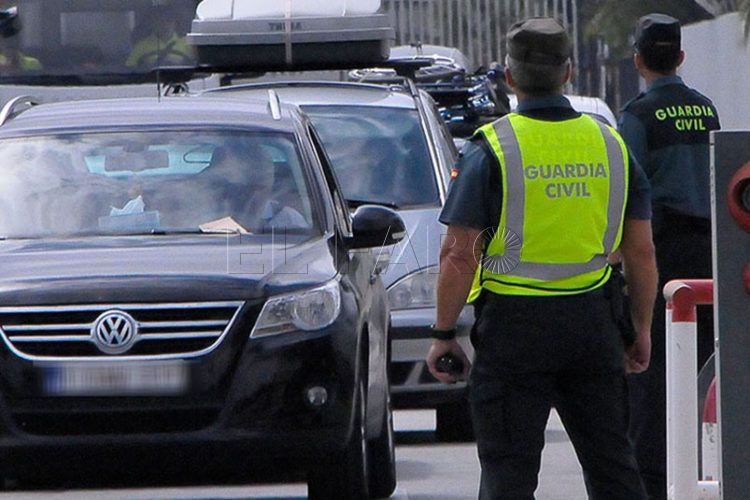 guadia-civil-control-embarque-vehiculo