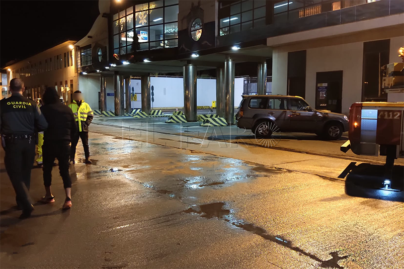 policia-portuaria-bomberos-rescate-inmigrante-techo-puerto-2