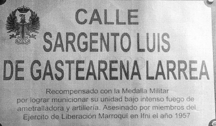 Placa que ilustra la calle del sargento Luis de Gastearena Larrea en el acuartelamiento del Regimiento América 66 en Aizoáin (Pamplona)