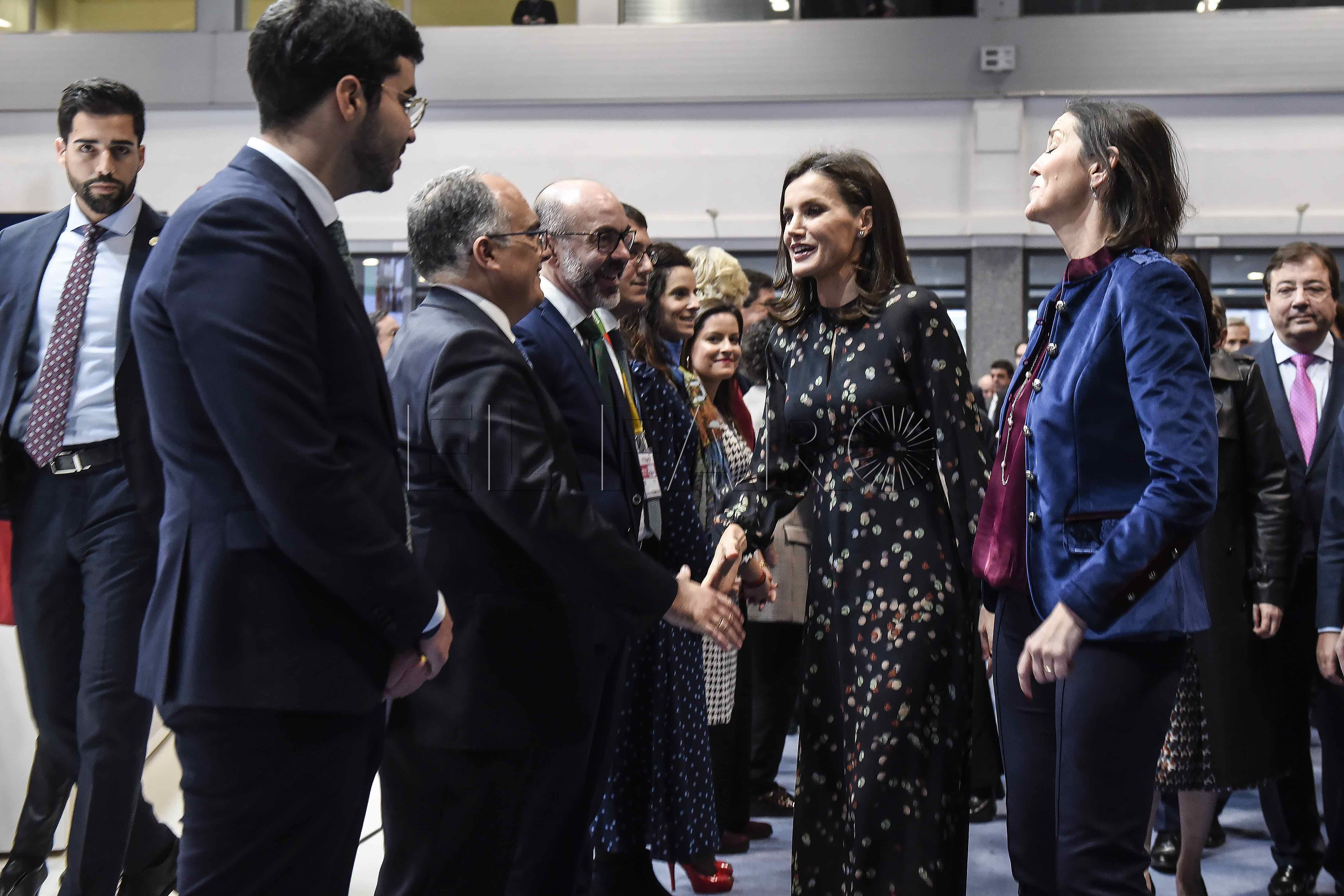 alberto-gaitan-saluda-reina-fitur