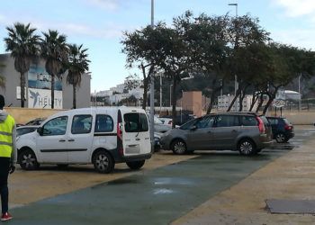 coches-invanden-parque-2