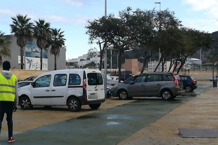 coches-invanden-parque-2