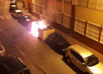 contenedor-quemado-principe-madrugada