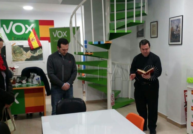 padre-bendice-vox-ceuta