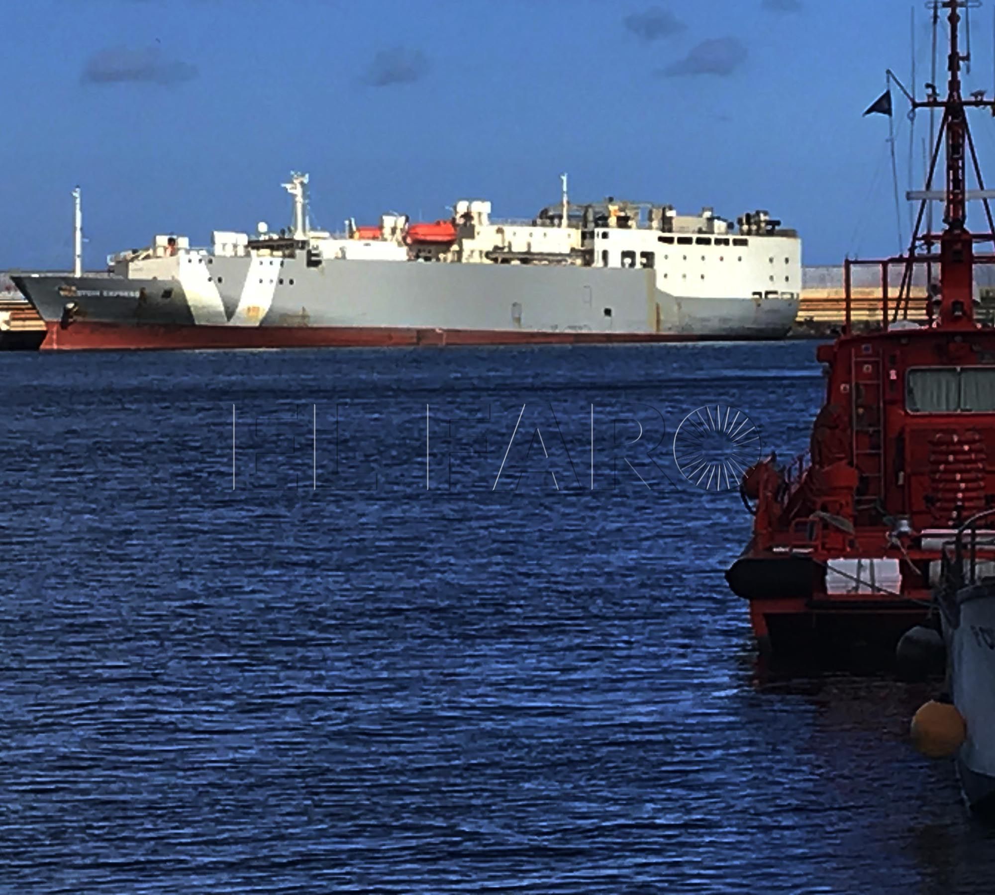vertido-buque-muelle-alfau-1