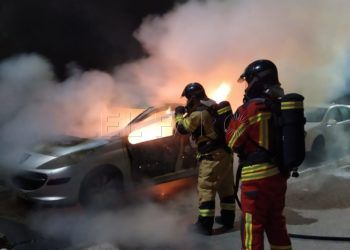 bomberos-vehiculo-quemado-4