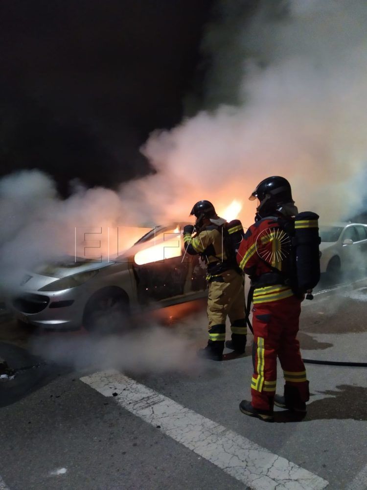 bomberos-vehiculo-quemado-4