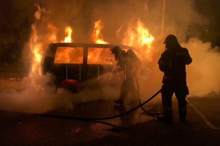 bomberos-vehiculo-quemado