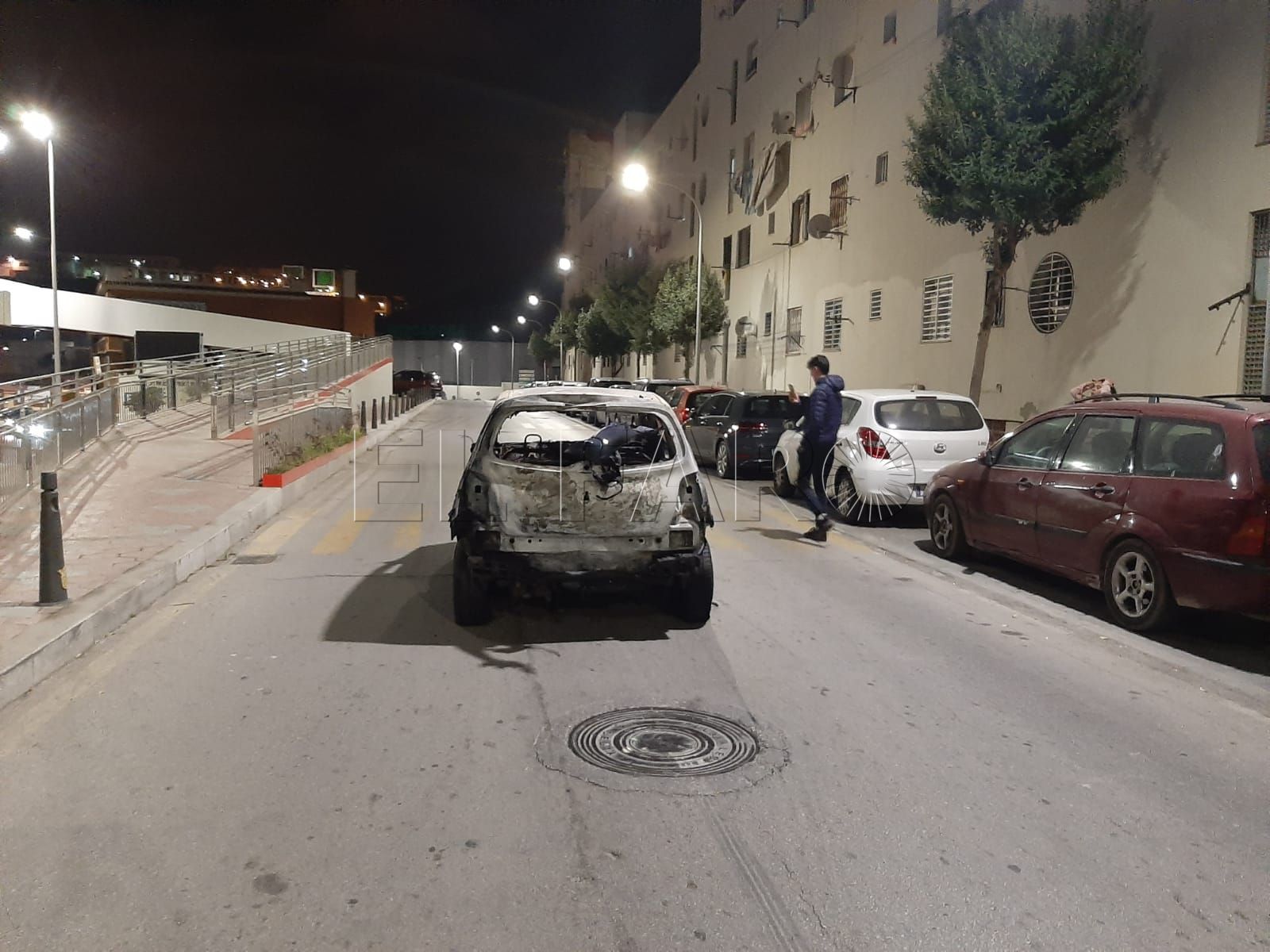 coche-quemado-bloquea-carretera-miramar-1