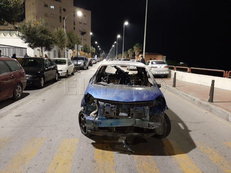 coche-quemado-bloquea-carretera-miramar-2