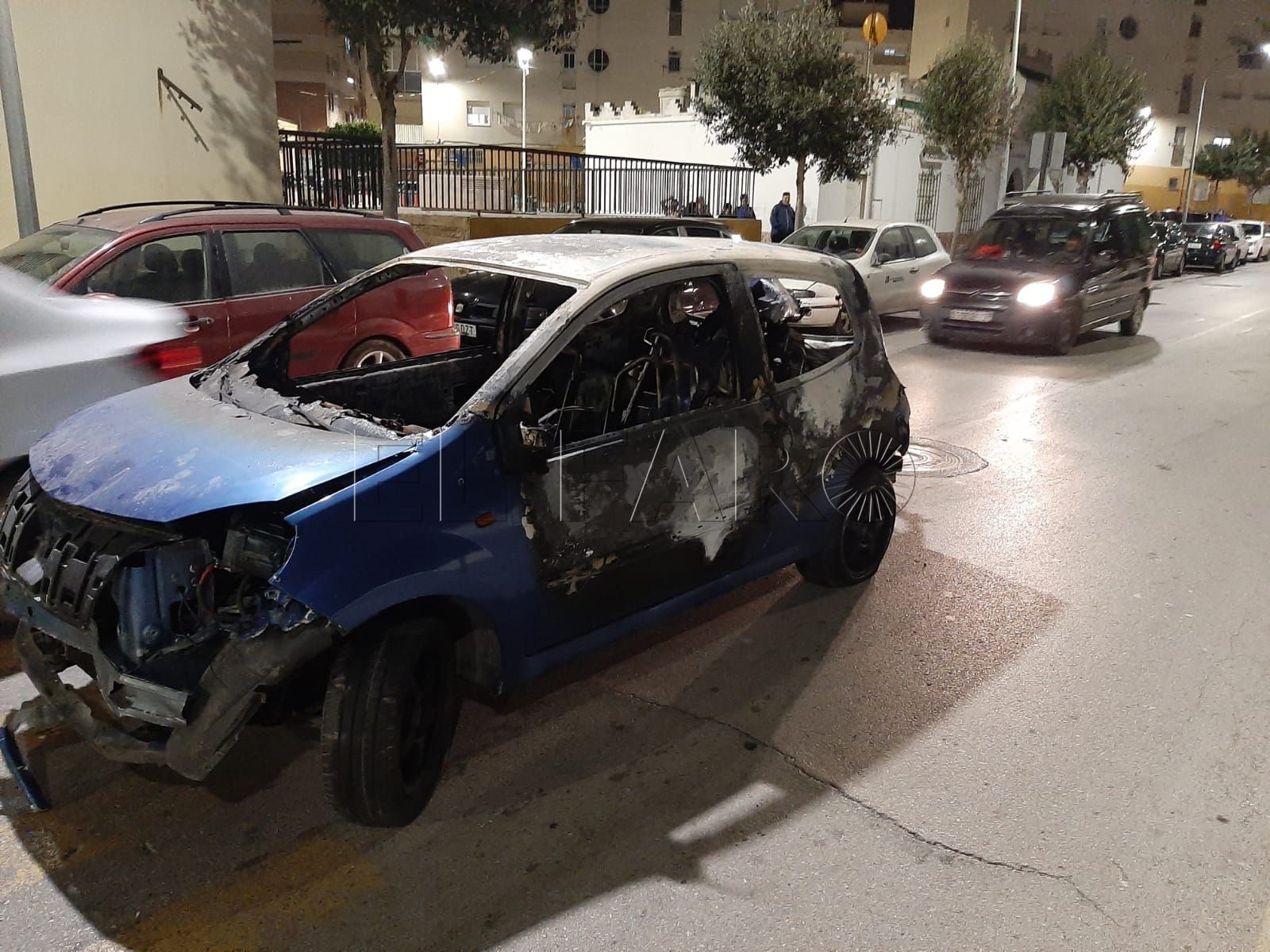 coche-quemado-bloquea-carretera-miramar-4