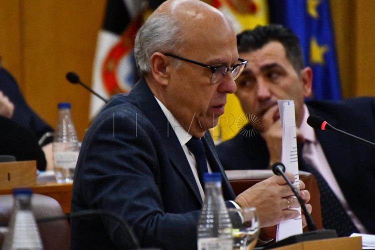 javier-guerrero-consejero-sanidad-pleno