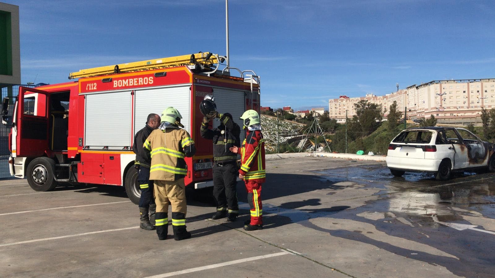 vehiculo-quemado-bomberos-aparcamiento-loma-colmenar-1