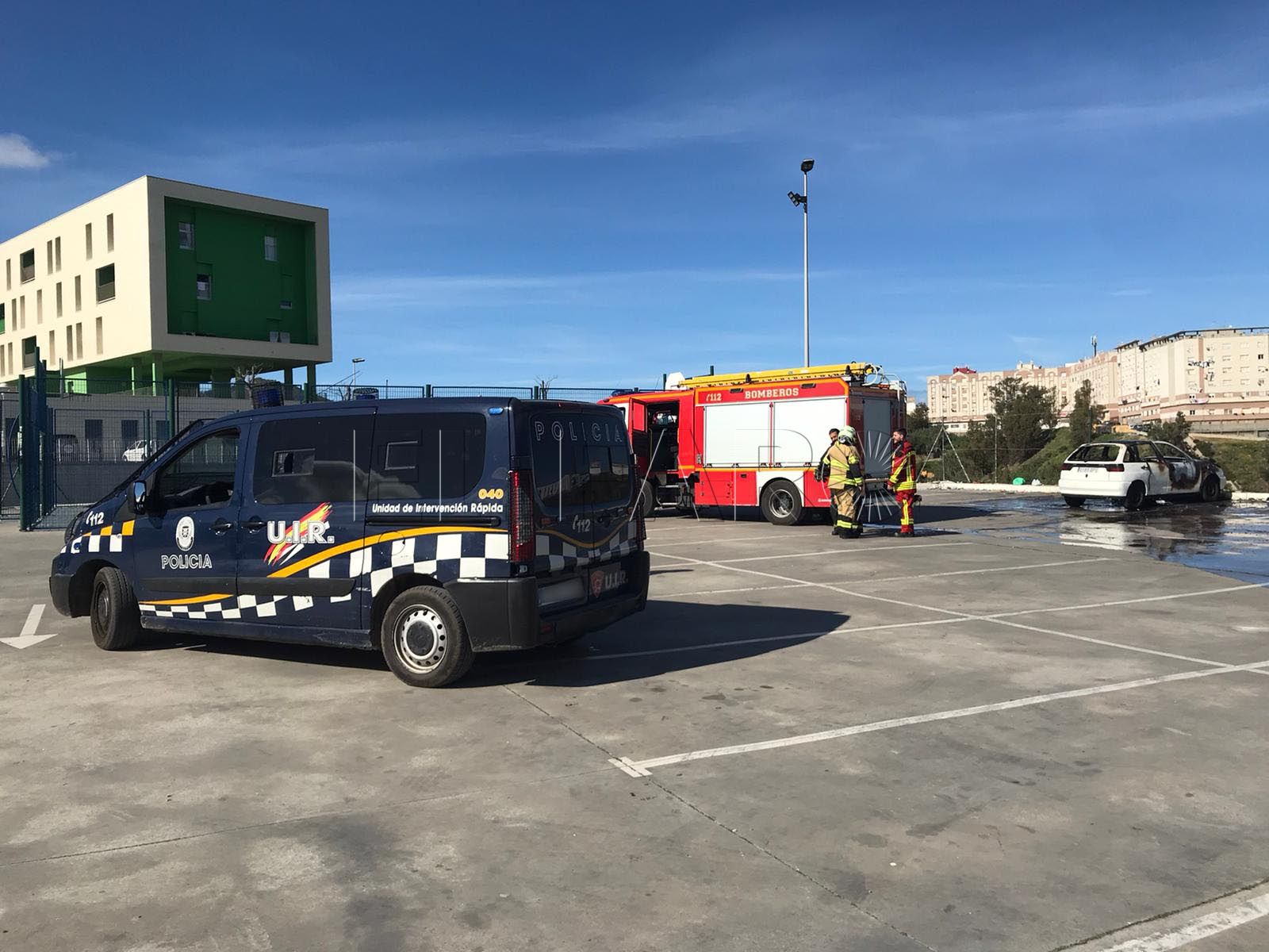 vehiculo-quemado-bomberos-aparcamiento-loma-colmenar-4