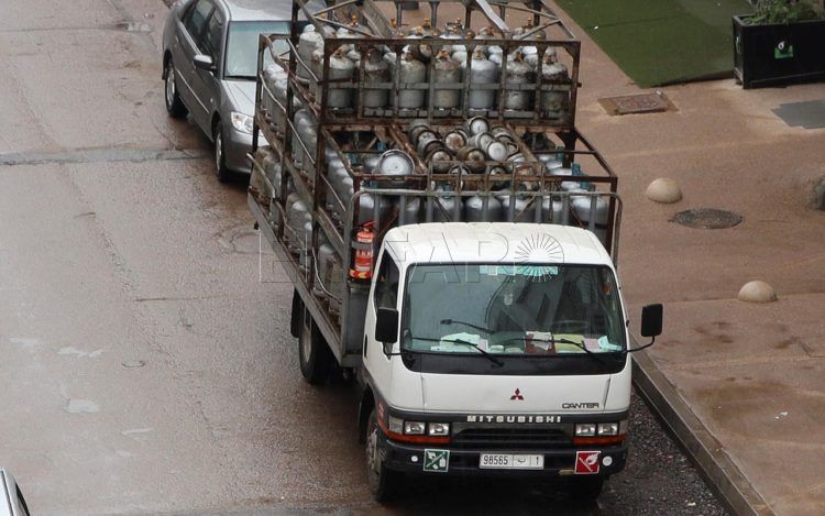 RABAT, 25/03/2020.- La modesta bombona de gas es estos días algo así como el papel higiénico de Marruecos: el producto más solicitado y más codiciado, el que crea comportamientos compulsivos y que tiene al país en vilo por lo que pueda durar la pandemia del coronavirus EFE/ Javier Otazu