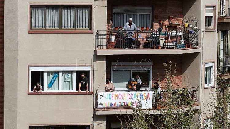 edificio-barcelona-con-sus-vecinos-confinados-casa-1584863062633