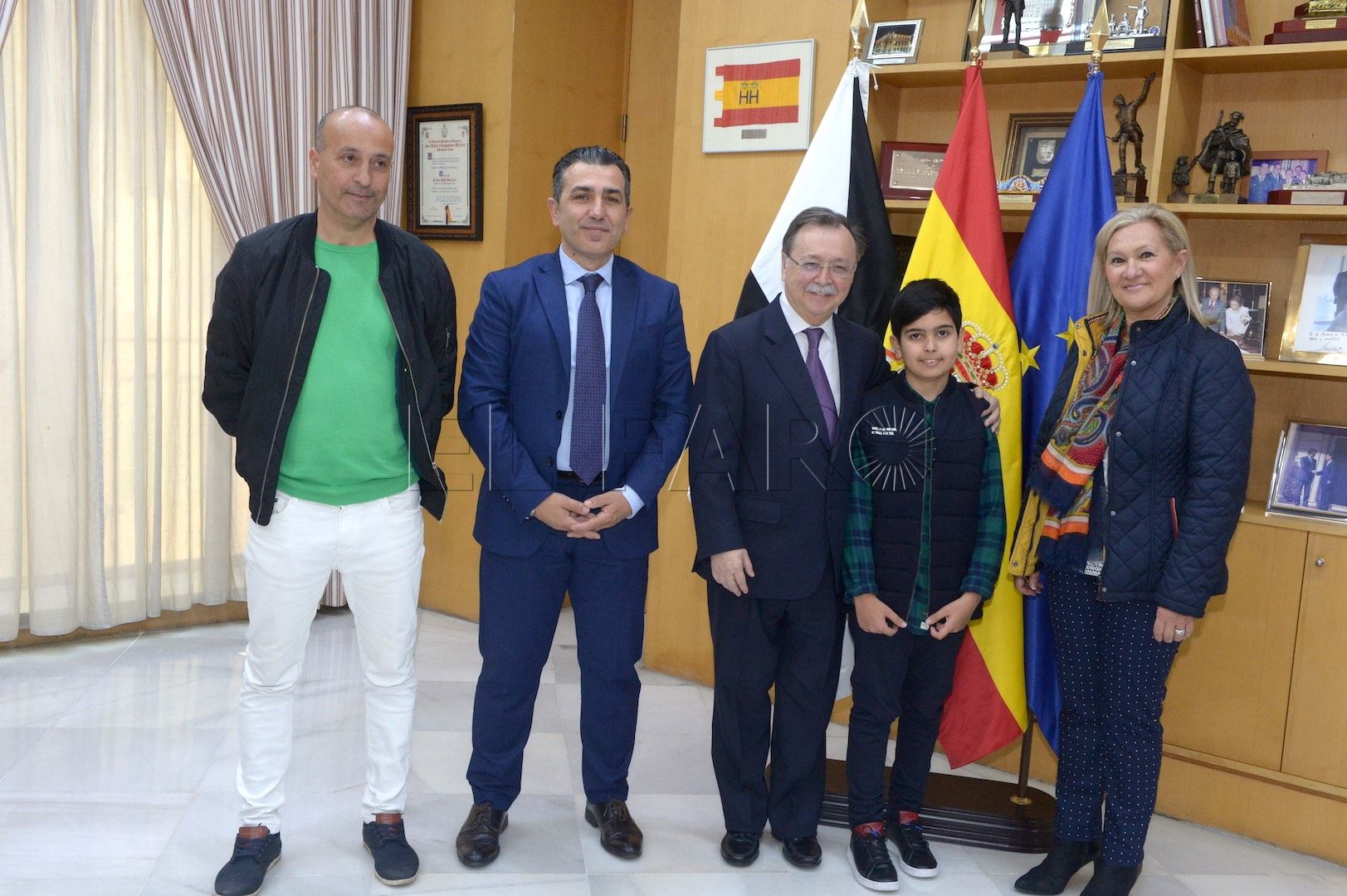 vivas-recibe-ganador-concurso-rey