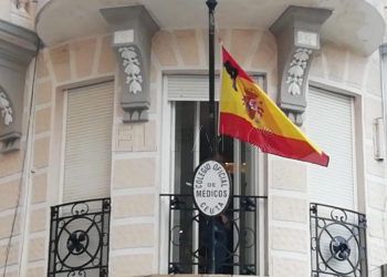 bandera-media-asta-luto-colegio-oficial-medicos- (1)