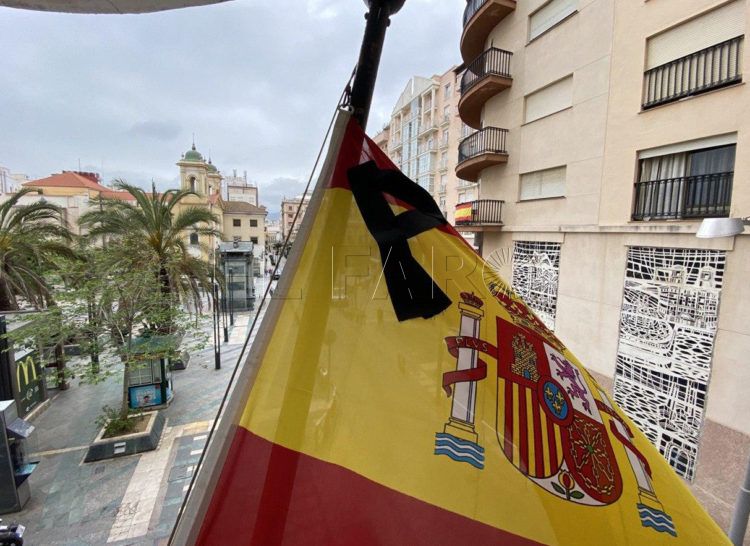 bandera-media-asta-luto-colegio-oficial-medicos- (2)