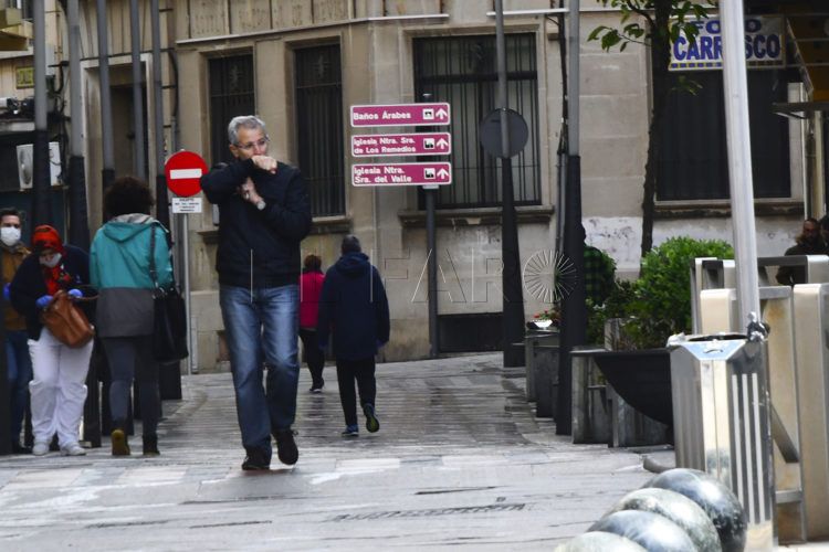 calle-real-gente-mascarillas-alarma-coronavirus