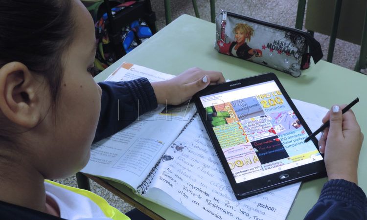 estudiante-tablet